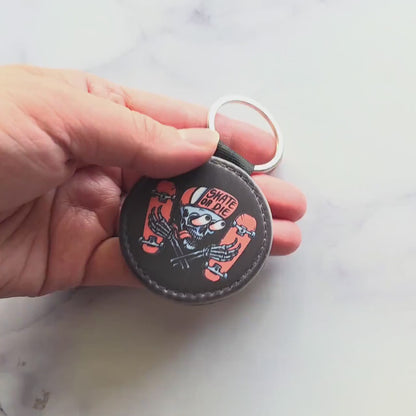 Skate or Die Skull Keychain – Retro Skateboard Graphic